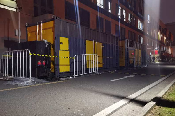 桥东柴油发电机组的输出电压是如何调节的？